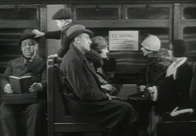 Um dos seus cameos, no filme "Chantagem" (Blackmail, 1929)