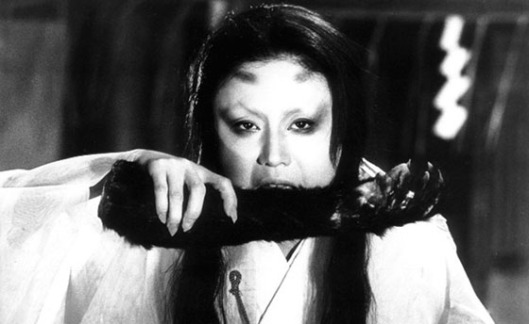 Nobuko Otowa em "Kuroneko" (Yabu no naka no kuroneko, 1968) de Kaneto Shindō