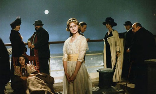 Sarah-Jane Varley e o elenco do filme "O Navio" (E la nave va, 1983), de Federico Fellini