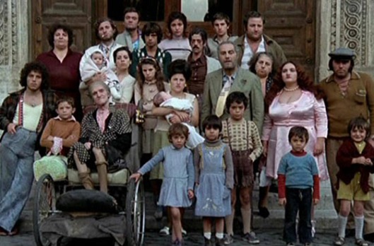 O elenco de "Feios, Porcos e Maus" (Brutti, sporchi e cattivi, 1976), de Ettore Scola